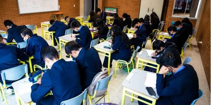 En colegios de Bogotá reacomodan profesores: fenómeno social les quita miles de estudiantes.